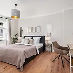 Hilvit-apartment: Stylish 2-bedroom Retreat Near Hospital Apartment *