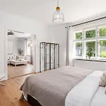 Hilvit-apartment: Stylish 2-bedroom Retreat Near Hospital *