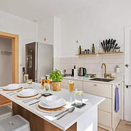 Hilvit-apartment: Stylish 2-bedroom Retreat Near Hospital Apartment